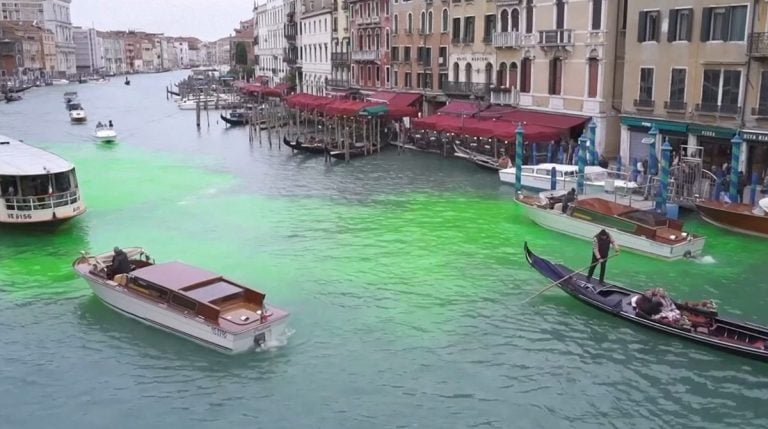 Ιταλία: Ακτιβιστές έβαψαν πράσινα τα νερά σε 10 πόλεις με φόντο την COP30