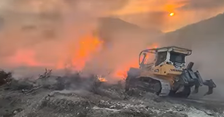 Συνεχίζεται η μάχη με τις φλόγες στο Στρουμπί- Υπό έλεγχο η φωτιά στον Κάθηκα