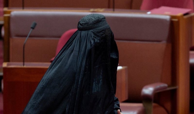 Αυστραλία: Η γερουσιαστής εμφανίστηκε με μπούρκα την απαγόρευσή της