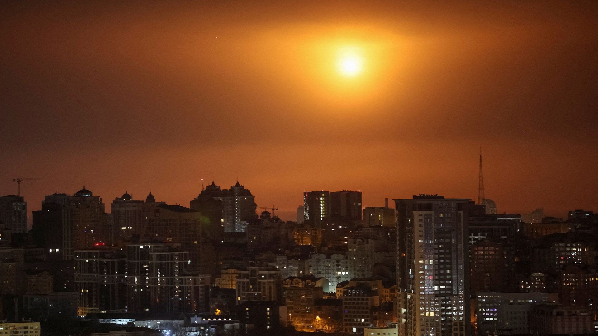 Νέο νυχτερινό ρωσικό σφυροκόπημα στο Κίεβο: Τουλάχιστον έξι νεκροί (vid)