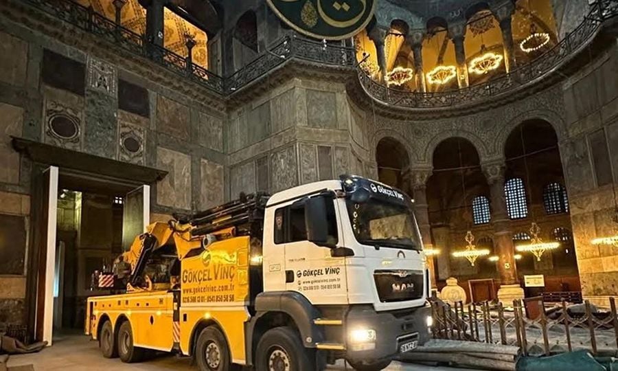 Οργή για βαρέα οχήματα στην Αγία Σοφία – Τι κάνει το φορτηγό μέσα στο μνημείο;
