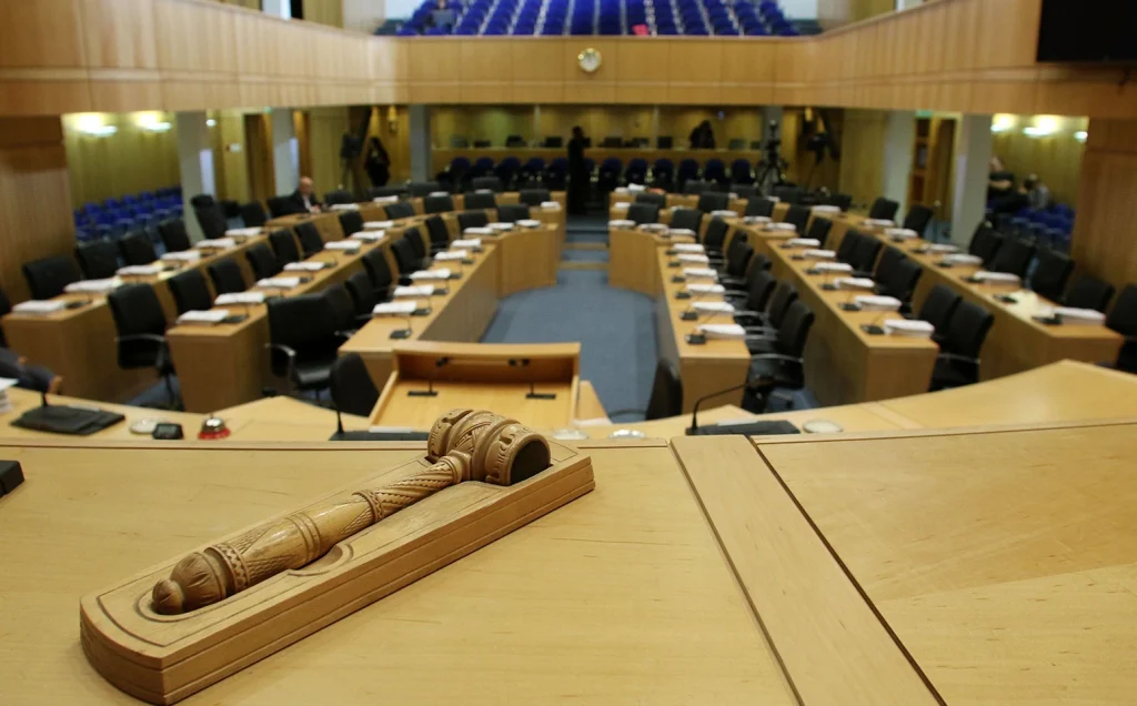 Βουλή: Διαπιστώνει αδυναμίες στην εφαρμογή νομοθεσίας για βία κατά γυναικών