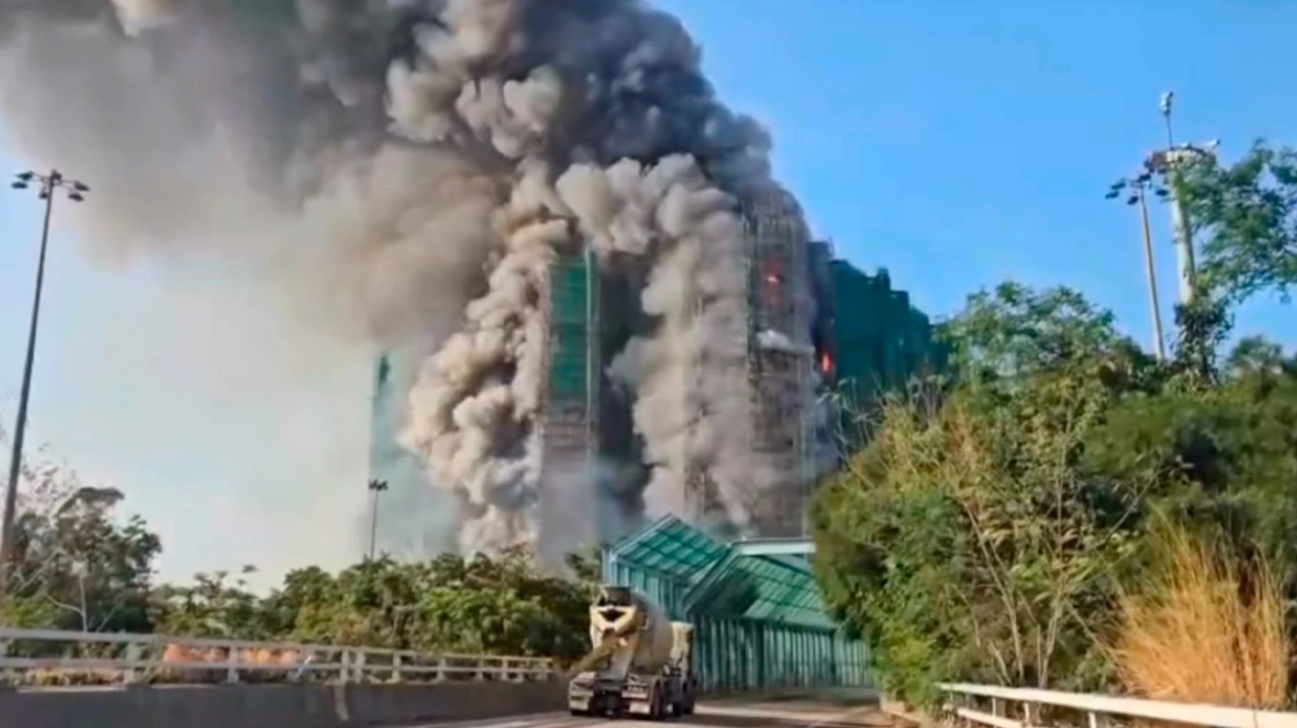 Χονγκ Κονγκ: Μεγάλη φωτιά σε ουρανοξύστες με 2.000 διαμερίσματα (ΒΙΝΤΕΟ)