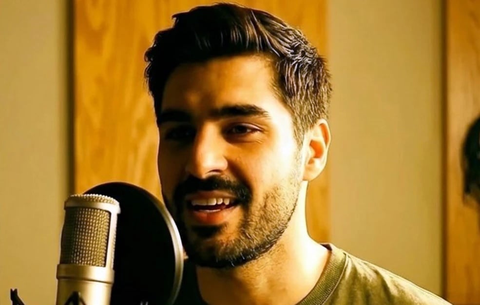 Ο Γιάννης Μαδερφάκης είναι ο πρώτος AI τραγουδιστής που έβγαλε τραγούδι (vid)