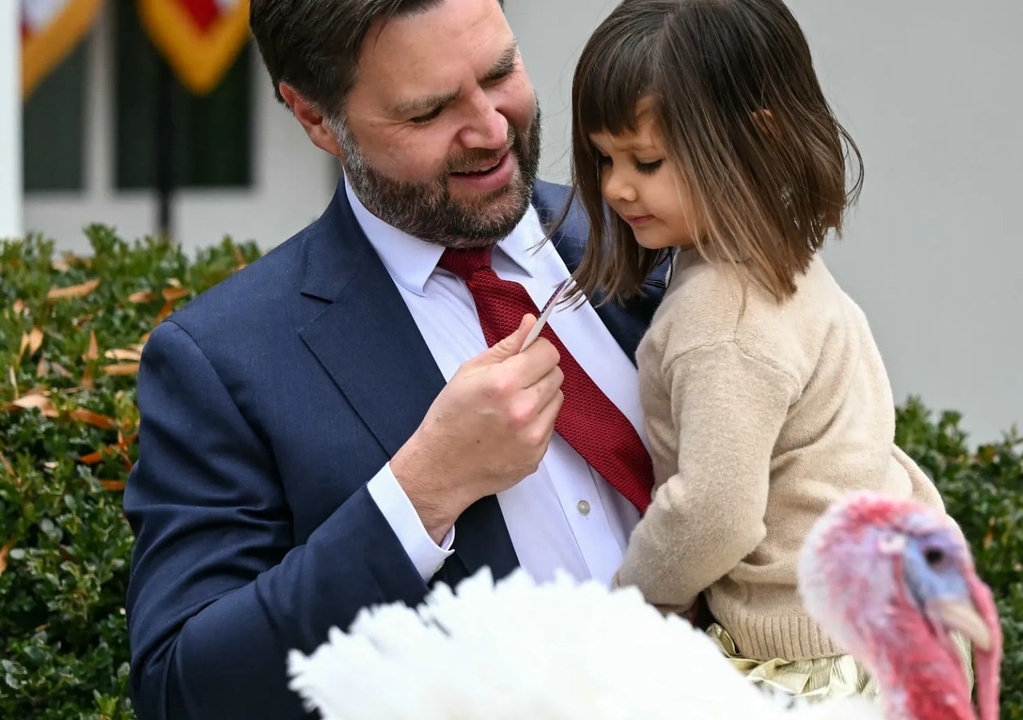 Βανς: «Ειλικρινά, σε ποιόν αρέσει η γαλοπούλα- Δεν είναι νόστιμη» (BINTEO)