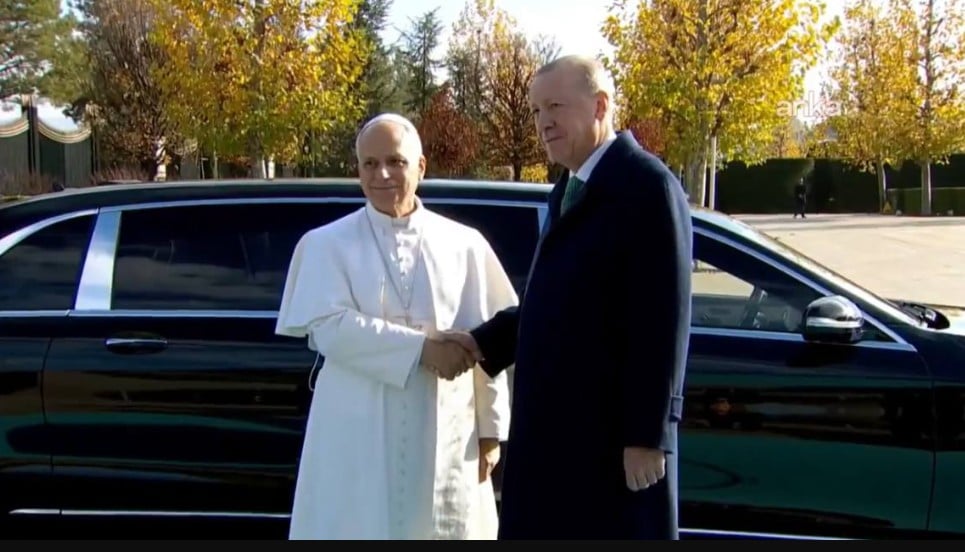 H στιγμή της χειραψίας του Πάπα με τον Ερντογάν (ΒΙΝΤΕΟ)