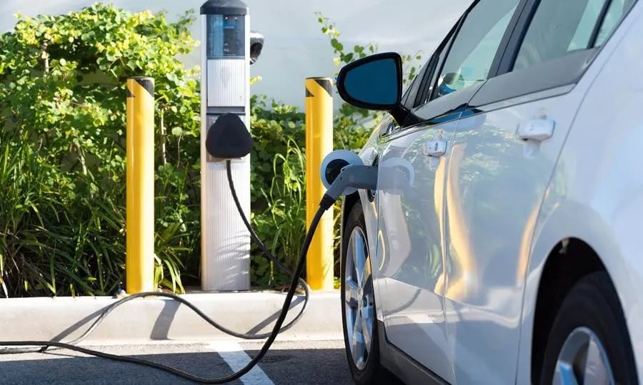 Πρόστιμο 85 ευρώ αν σταθμεύσεις σε σημείο επαναφόρτισης ηλεκτρικών οχημάτων