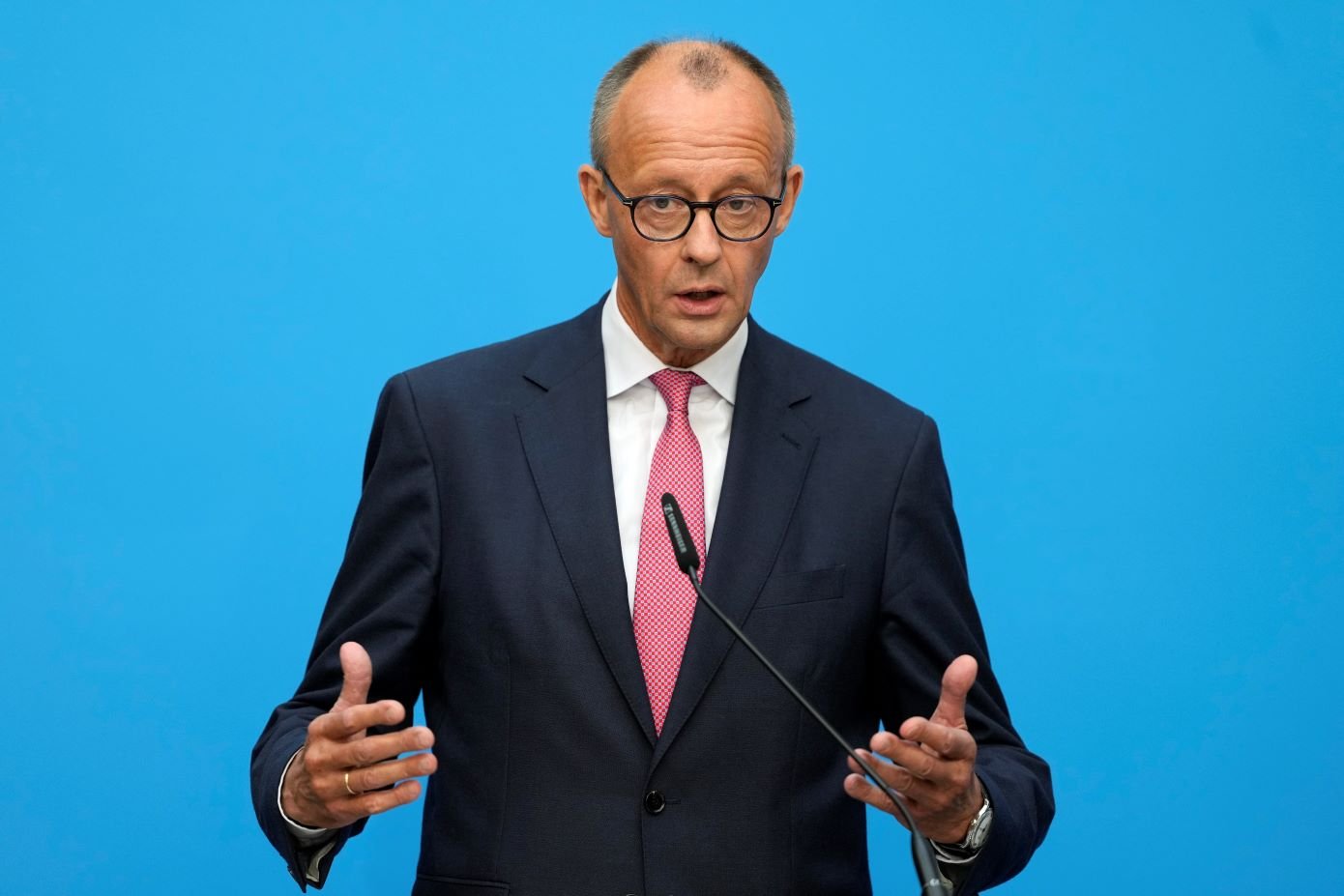 Μερτς: Ο Όρμπαν πηγαίνει στην Μόσχα «χωρίς εντολή της Ευρωπαϊκής Ένωσης»