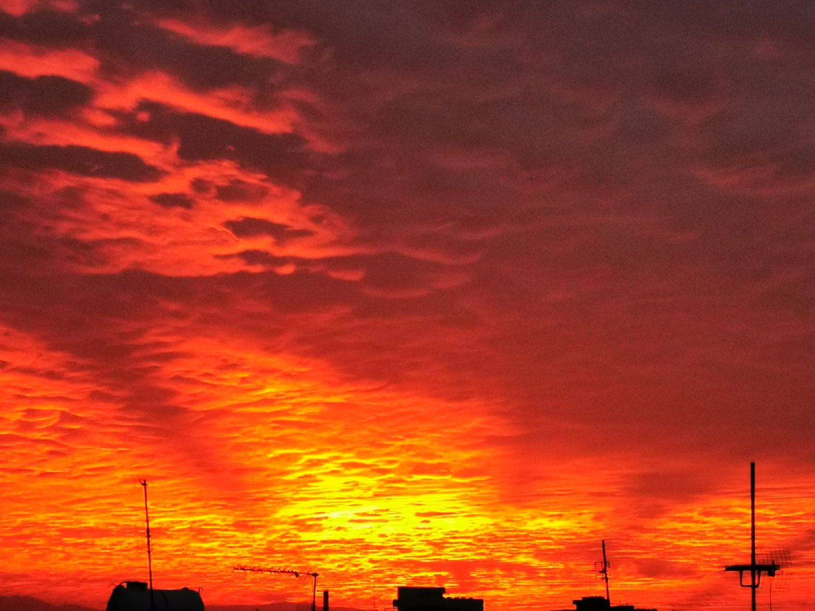 Τα εντυπωσιακά χρώματα που χάρισε η σημερινή δύση του Ήλιου (ΦΩΤΟ)