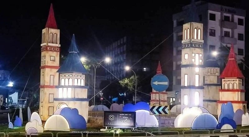 Διχάζει ο «Χριστουγεννιάτικος» στολισμός στον κυκλικό κόμβο Αγίου Νικολάου