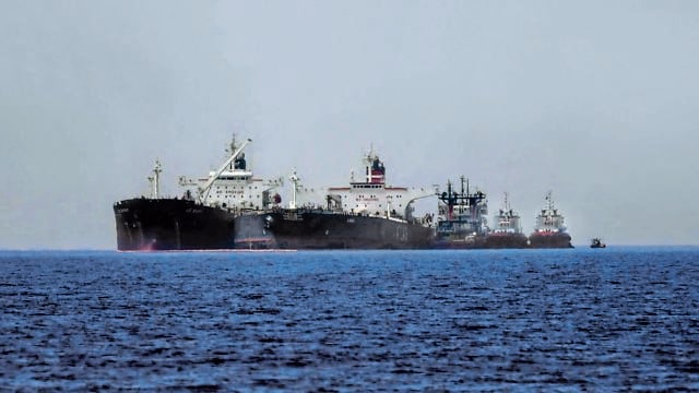 Δύο δεξαμενόπλοια του «ρωσικού σκιώδους στόλου» έπληξε η Ουκρανία στη Μ. Θάλασ