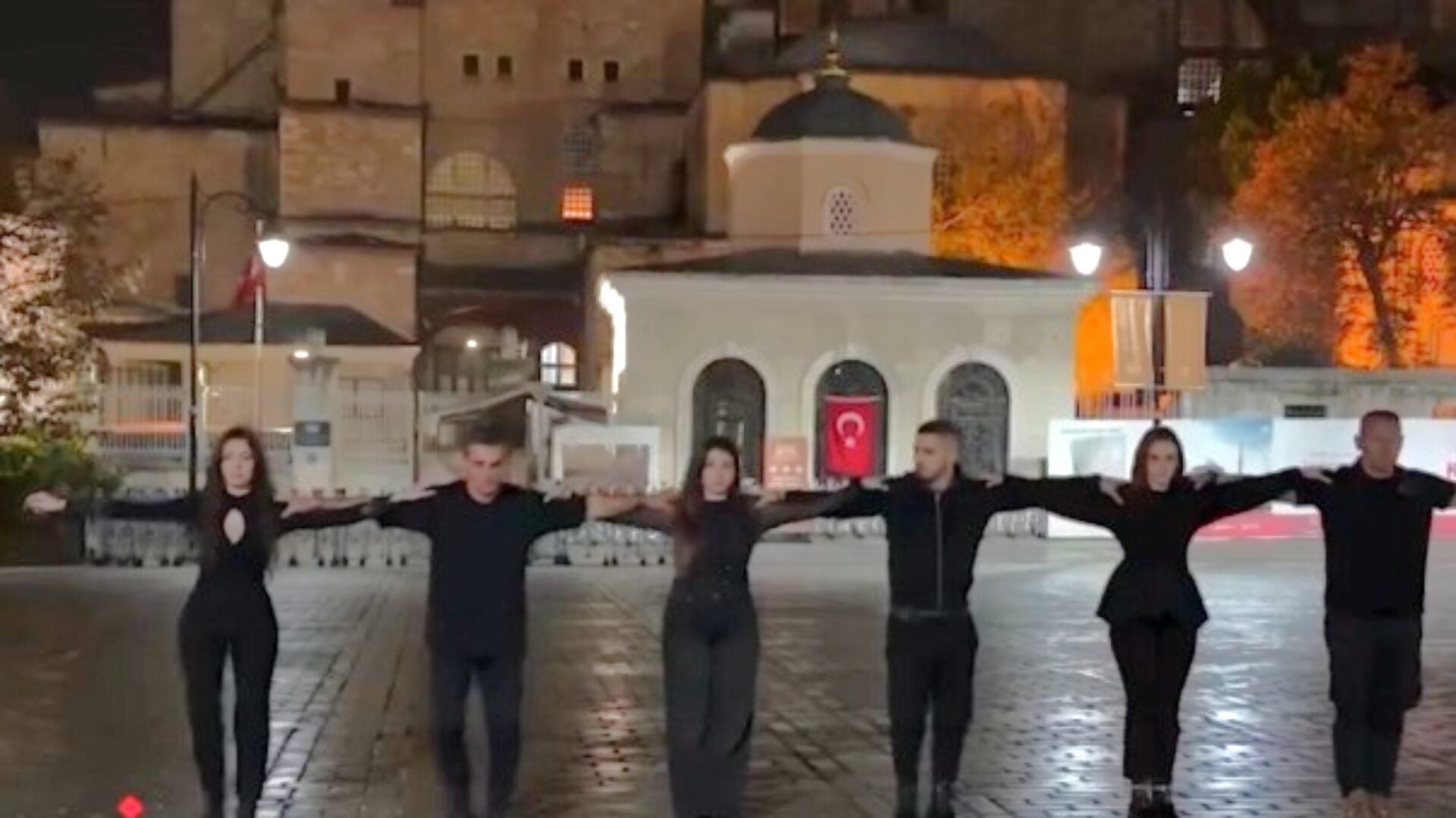 «Στα Άγια Χώματα της Πόλης» – Ελληνικό συρτάκι μπροστά στην Αγιά Σοφιά (VIDEO)