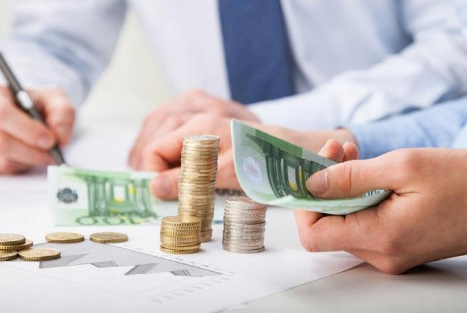 Πότε θα καταβληθούν μισθός, 13ος και συντάξεις στους κυβερνητικούς υπαλλήλους