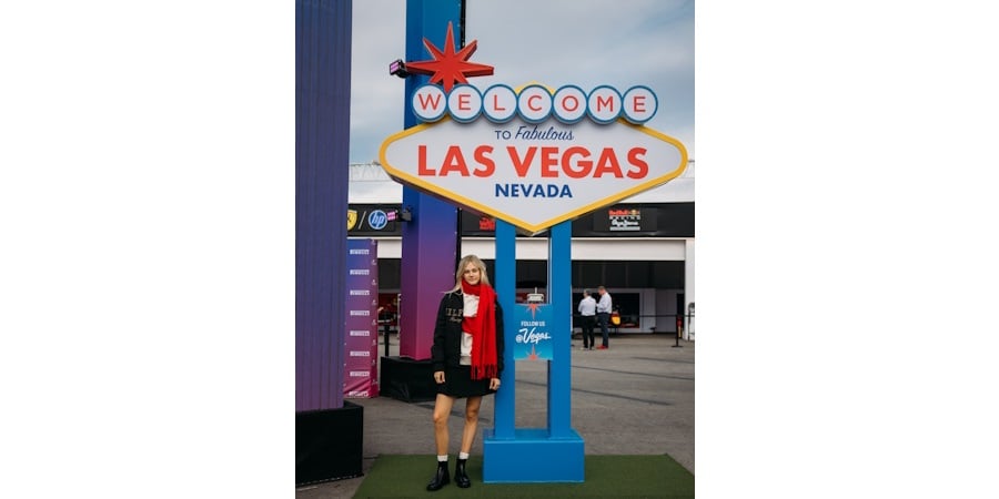 Η Alba Larsen φοράει TOMMY HILFIGER στον τελικό του F1® ACADEMY