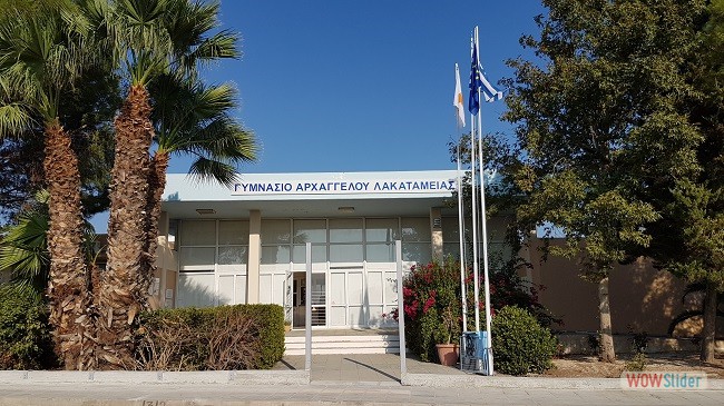 Λακατάμεια: Έριξαν μολότοφ σε αίθουσα γυμνασίου και έβαλαν φωτιά σε κουρτίνα