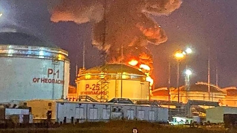 Ρωσία: Πυρκαγιά σε αποθήκη πετρελαίου λόγω επίθεσης ουκρανικών drones (BINTEO)
