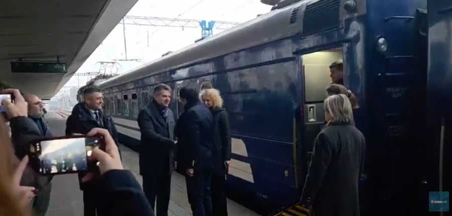 Η στιγμή της άφιξης του ΠτΔ στο Κίεβο- Θα έχει συνάντηση με Ζελένσκι (vid)