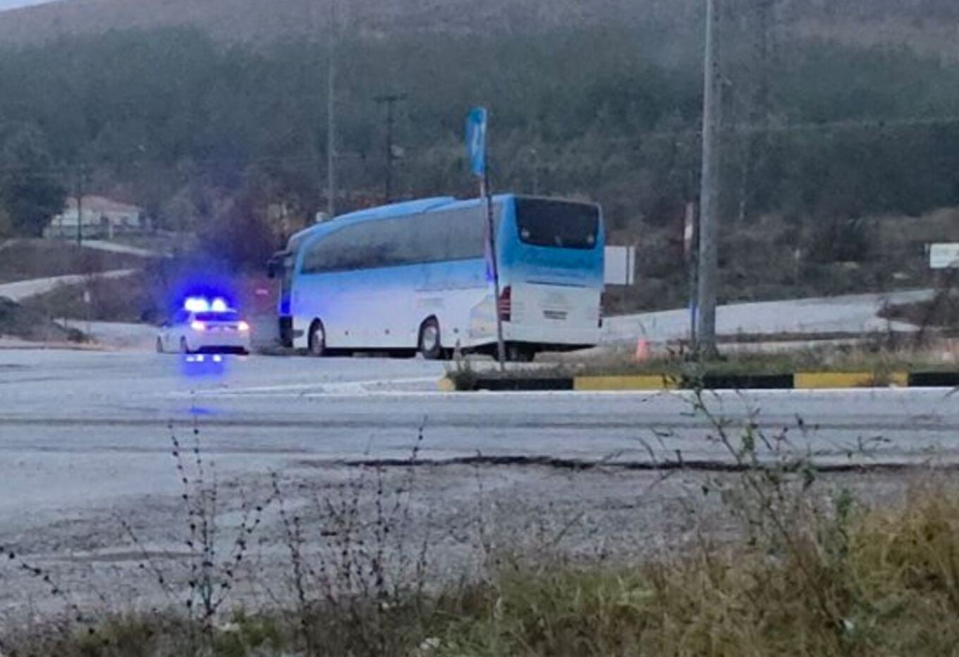 Ελλάδα: Εξετράπη λεωφορείο με 40 εργαζομένους – Νεκρός από ανακοπή ο οδηγός