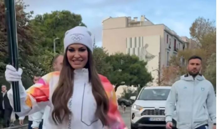 H Κίμπερλι Γκίλφοϊλ με τη Φλόγα των Χειμερινών Ολυμπιακών Αγώνων (Βίντεο)