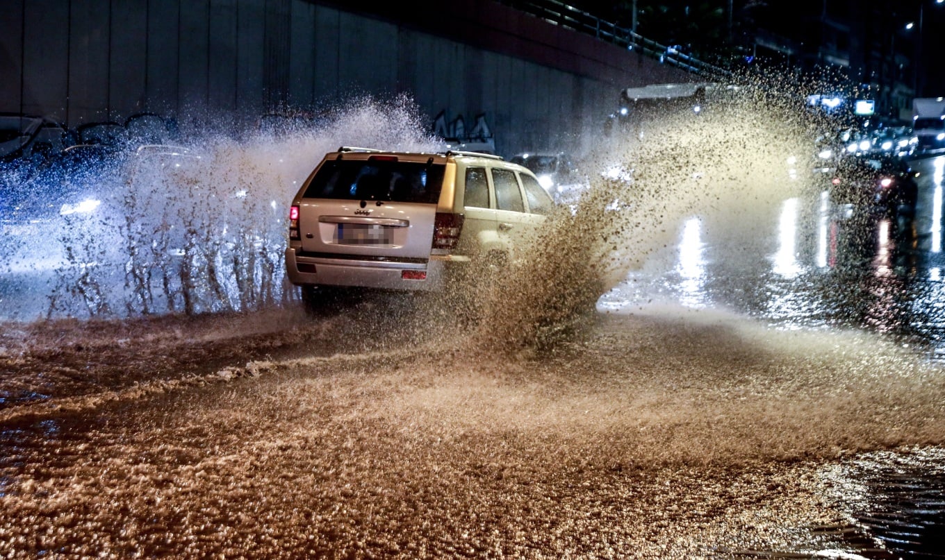 Σαρώνει την Ελλάδα η κακοκαιρία Byron: Πλημμύρες σε πολλές περιοχές (vids)