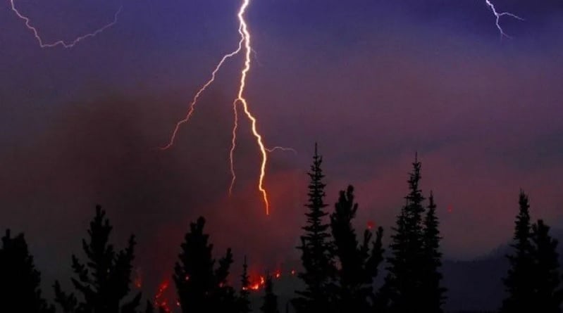 Κεραυνός προκάλεσε πυρκαγιά στην επ. Λευκωσίας - Σε κινητοποίηση το Τμ. Δασών