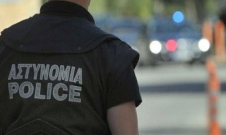 Έριξε γυάλινο μπουκάλι σε μέλη της Αστυνομίας – Χτύπησε σε περιπολικό