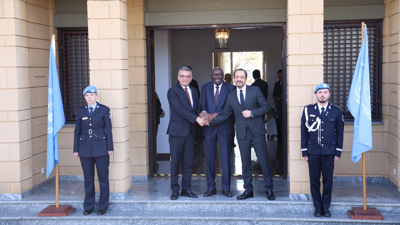 Συναντώνται οι διαπραγματευτές πριν από την Τριμερή της Πέμπτης