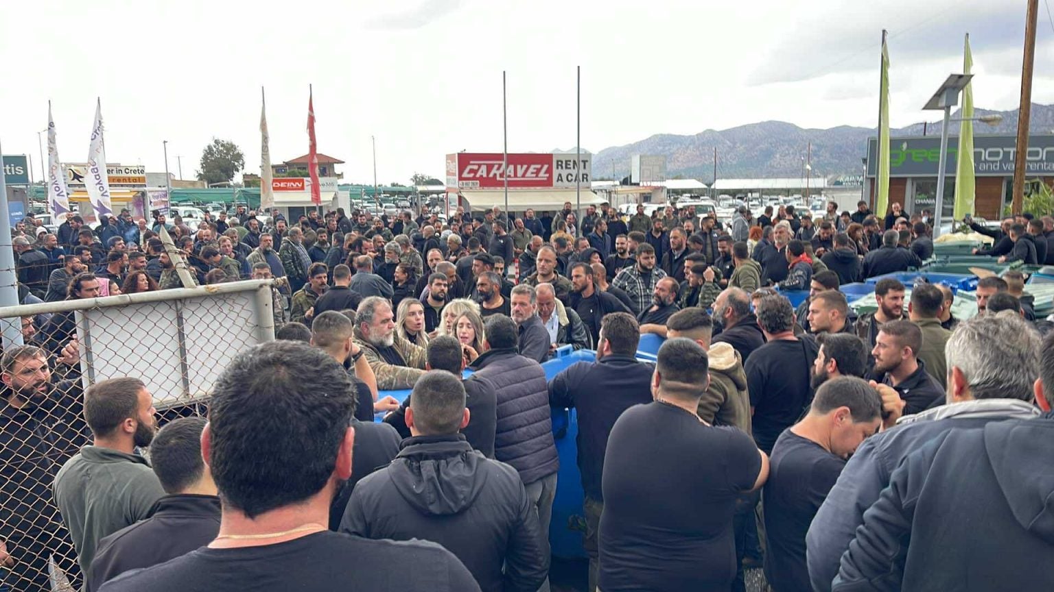 Ελλάδα-Αγρότες: Επεισόδια σε Χανιά και Ηράκλειο - Πετροπόλεμος και χημικά