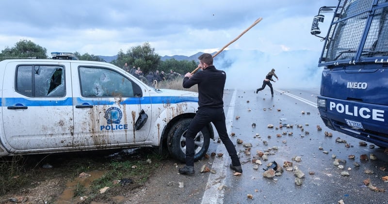Βαριές κατηγορίες στους αγρότες - Κρατούν κλειστό το αεροδρόμιο Ηρακλείου