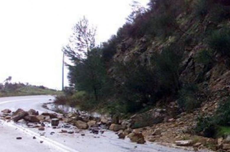 Κατολισθήσεις πετρών επηρεάζουν την κυκλοφορία σε δρόμους στα ορεινά