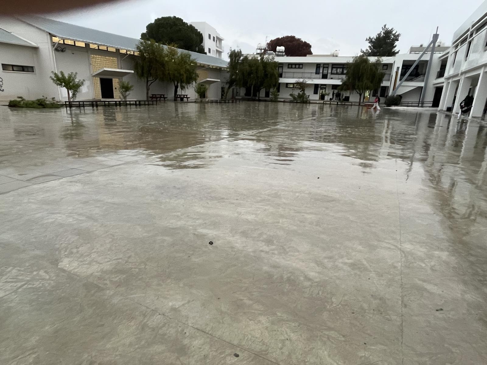 Καταγγελία: Αυλή σχολείου στη Λευκωσία μετατράπηκε σε «λίμνη» (pics)