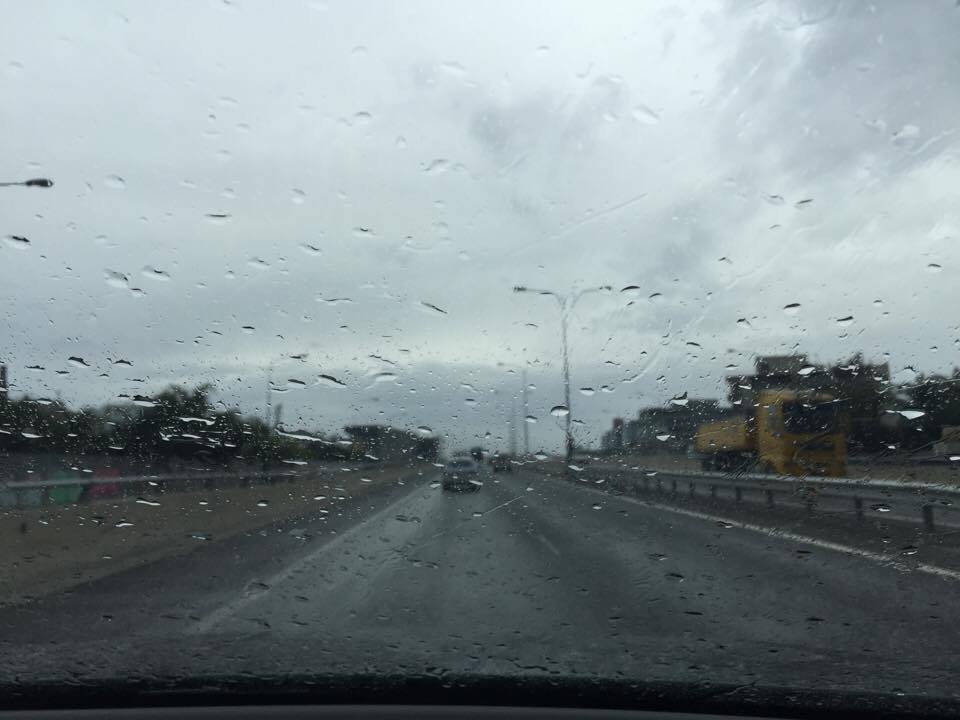 Περιορισμένη ορατότητα στο δρόμο προς Μουτταγιάκα λόγω έντονης βροχόπτωσης