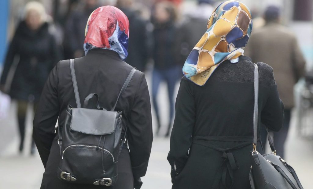 Αυστρία: Απαγορεύει την ισλαμική μαντίλα για κορίτσια κάτω των 14 ετών