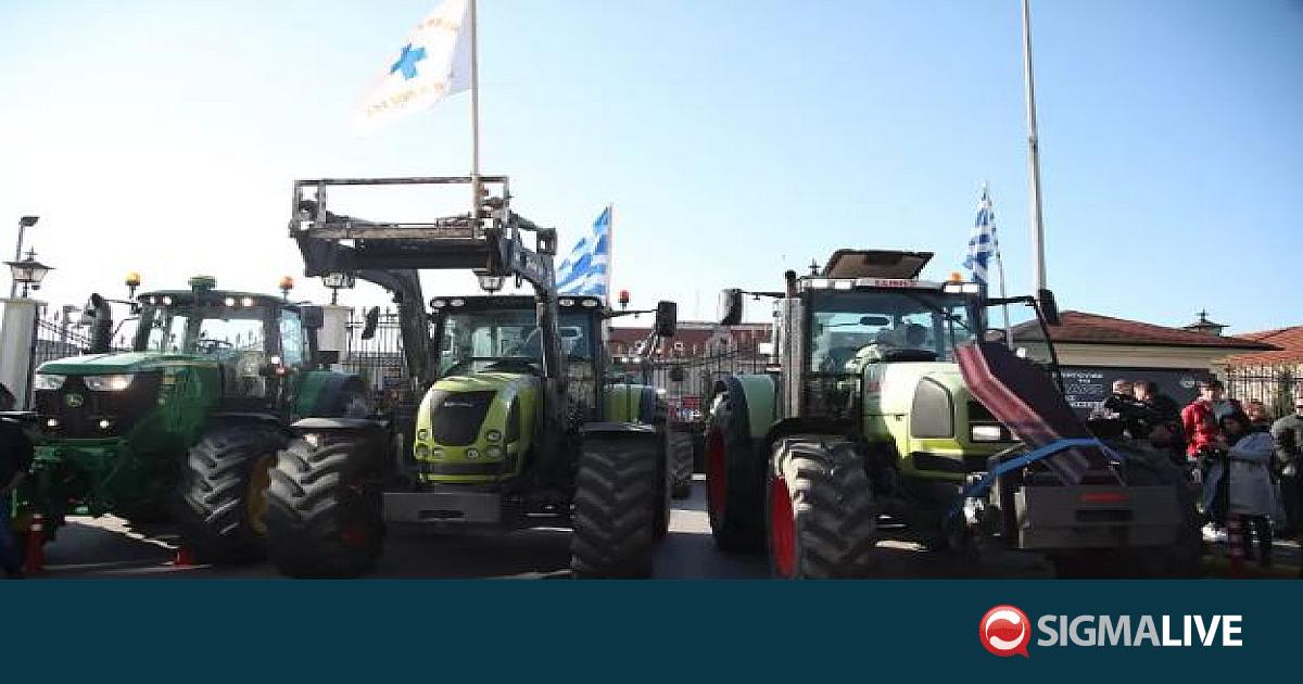 Με φέρετρα στα τρακτέρ η είσοδος των αγροτών στη Θεσσαλονίκη