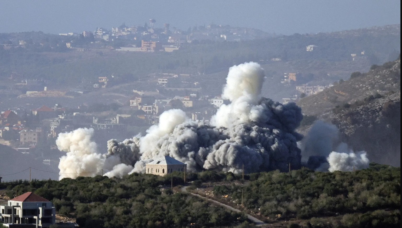 Το Ισραήλ εξαπέλυσε σειρά πληγμάτων κατά της Χεζμπολάχ στον Λίβανο (BINTEO)