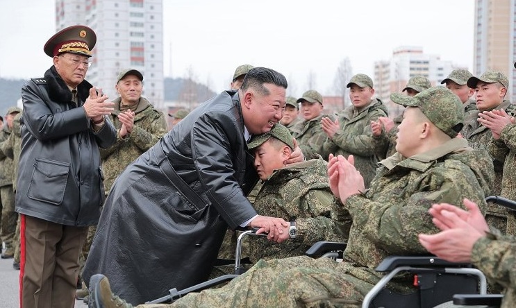 Κιμ Γιονγκ Ουν: Έπλεξε το εγκώμιο στρατιωτών που επέστρεψαν από τη Ρωσία