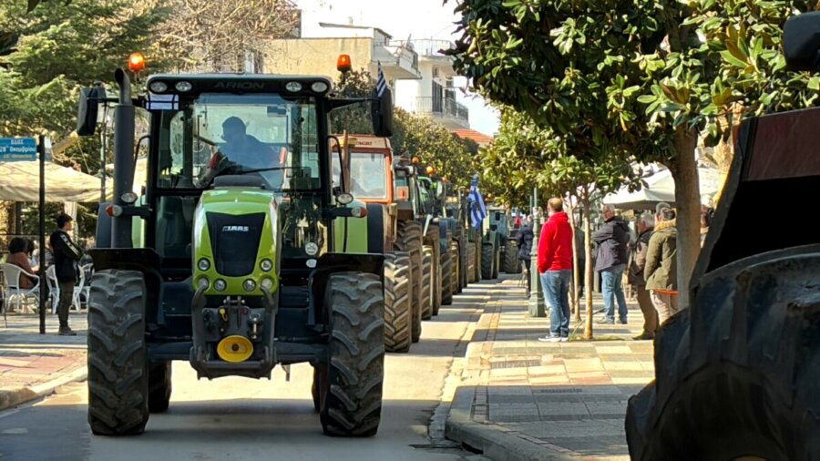 Παραμένουν στα μπλόκα οι αγρότες και στέλνουν τα αιτήματά τους στην κυβέρνηση