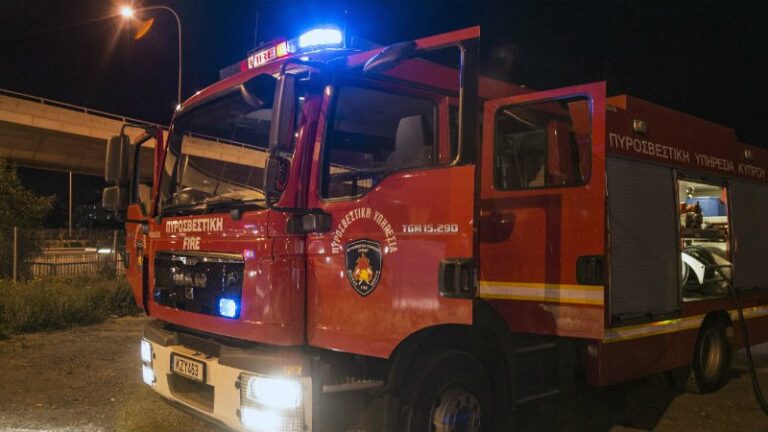 Στις φλόγες αυτοκίνητο 71χρονου στη Φλάσου- Εκτεταμένες ζημίες