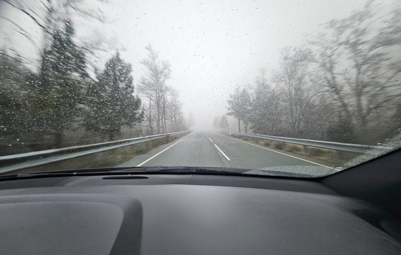 Πυκνή ομίχλη επηρεάζει την κυκλοφορία στο δρόμο Πλατρών-Τροόδους