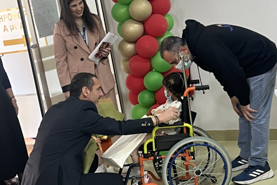 Υπουργός Υγείας: Μοίρασε δώρα και ευχές σε παιδιά στο Μακάρειο Νοσοκομείο