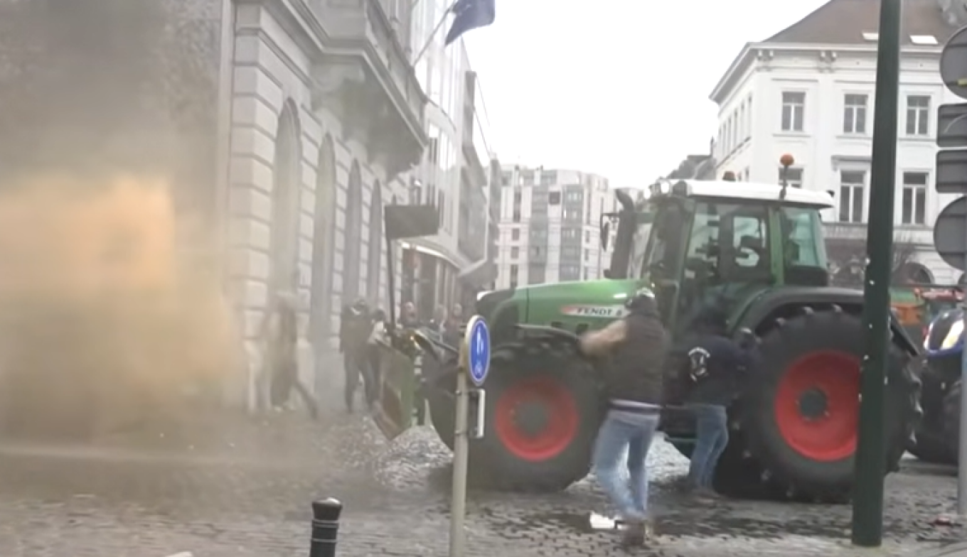 Επεισόδια και δακρυγόνα στη συγκέντρωση των αγροτών στις Βρυξέλλες