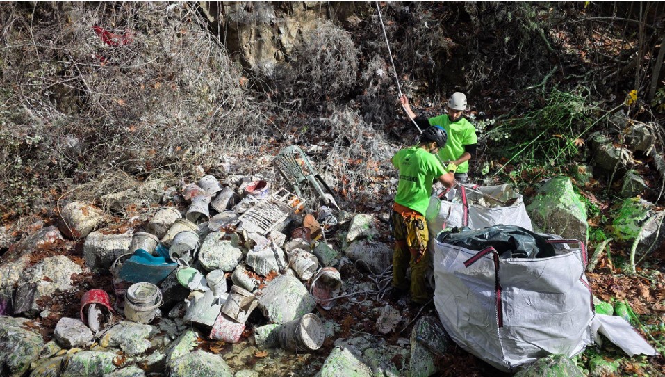 Άθλος στο Φιλάνι: Μισός τόνος αποβλήτων ανασύρθηκε από φαράγγι 40 μέτρων(ΦΩΤΟ)