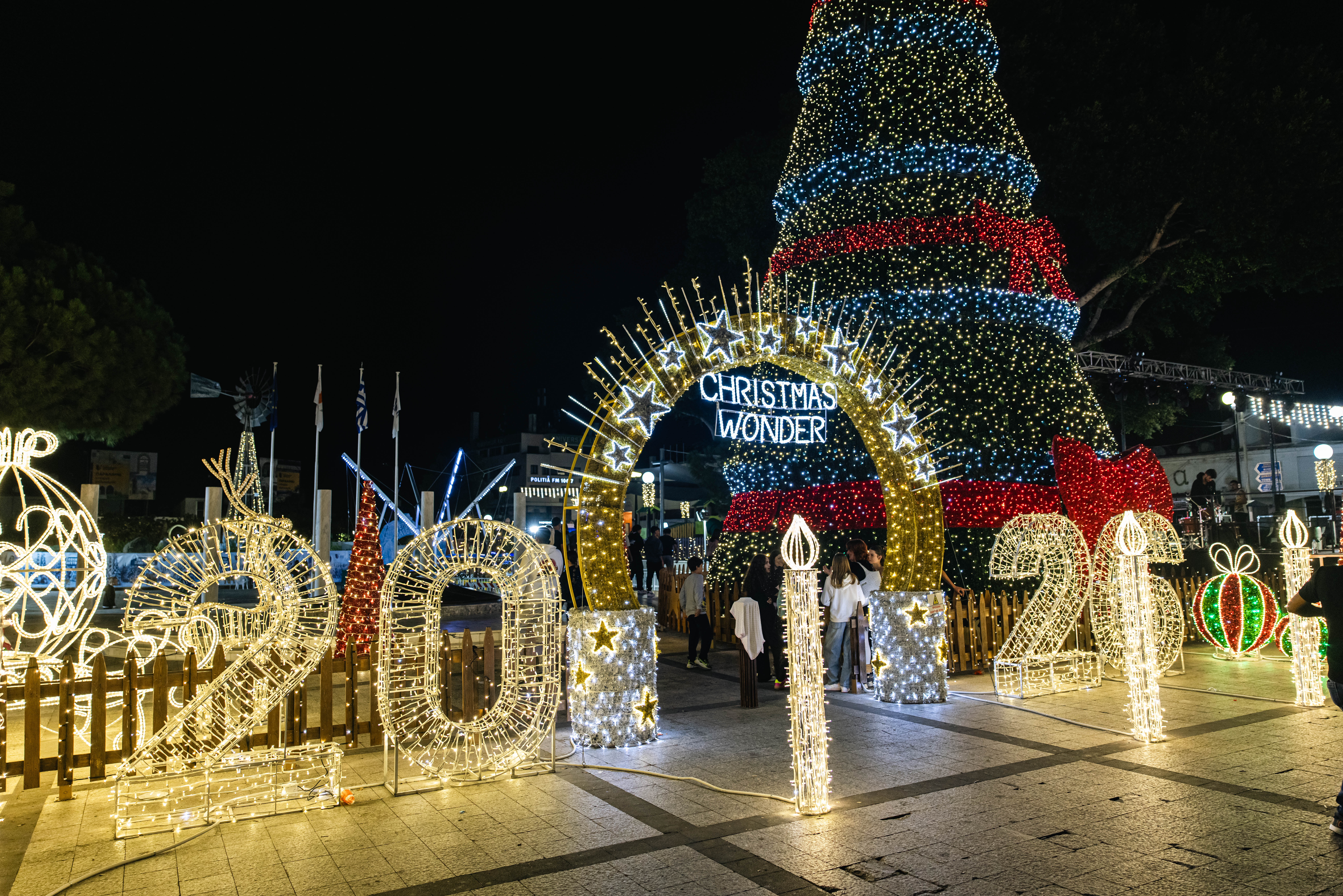 ΒΙΝΤΕΟ:Ο εντυπωσιακός Χριστουγεννιάτικος διάκοσμος Δήμου Παραλιμνίου-Δερύνειας