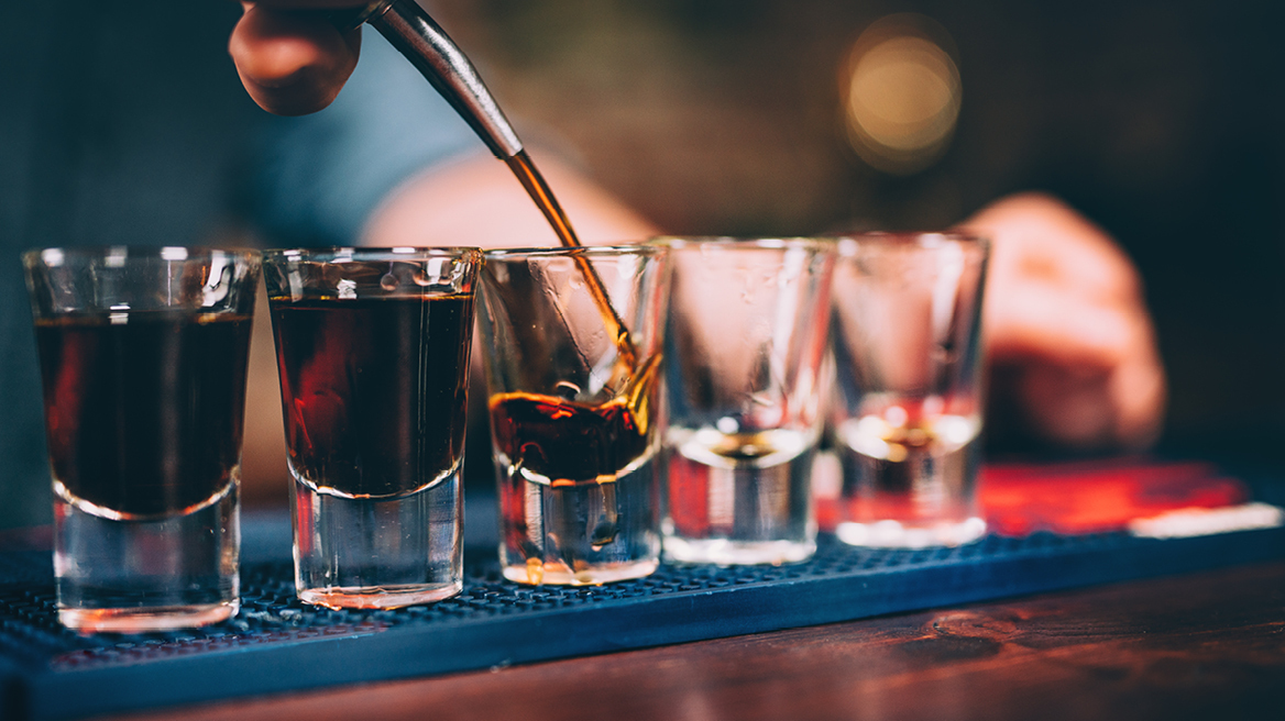 Ενας στους τρεις θανάτους από τραυματισμούς προκαλείται από αλκοόλ, λέει ο ΠΟΥ