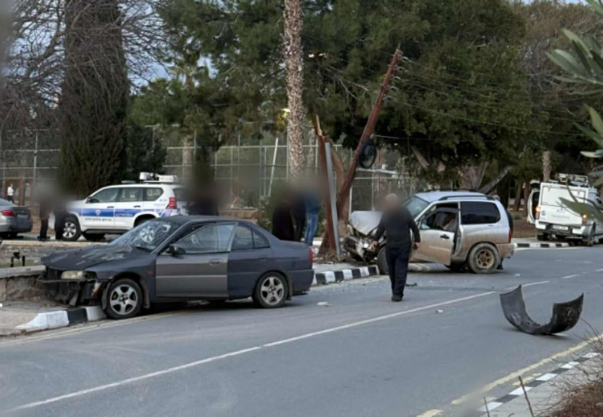 ΕΚΤΑΚΤΟ: Σοβαρό τροχαίο στην Πάφο - Αποκόπηκε το ρεύμα από σύγκρουση σε πάσαλο