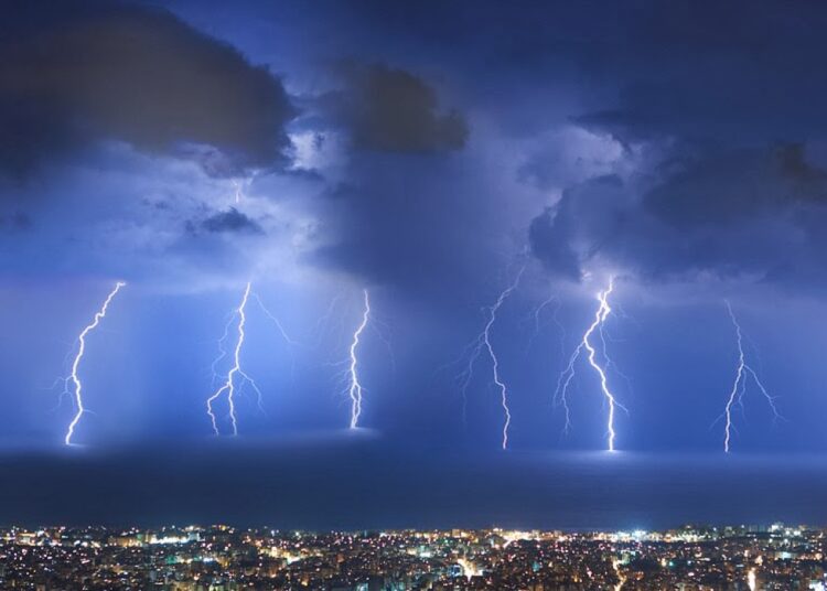 Κίτρινη προειδοποίηση: Αναμένονται βροχές, μεμονωμένες καταιγίδες και χαλάζι