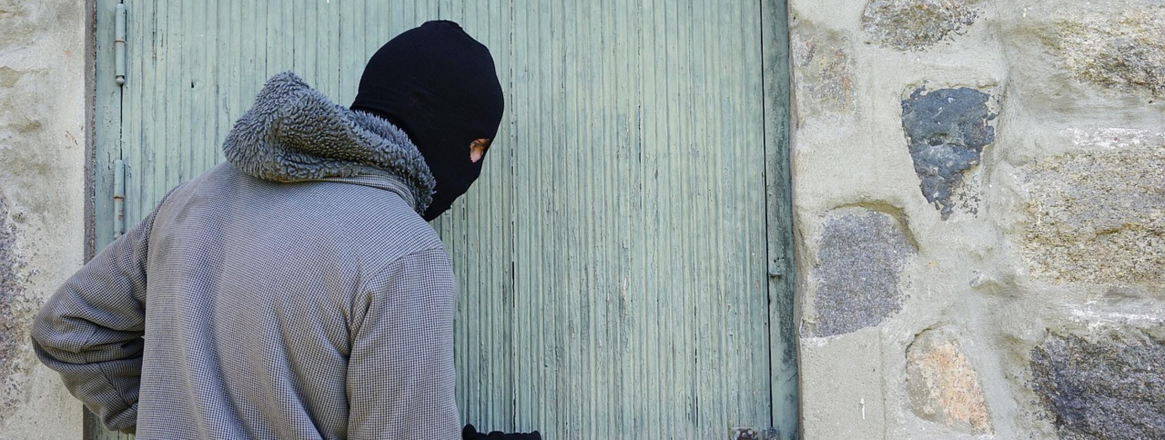 Τόμος για 85χρονο: Τον λήστεψε και τον ξυλοφόρτωσε μέσα στο ίδιο του το σπίτι