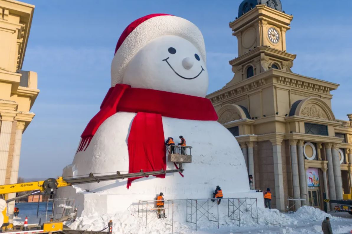 ΒΙΝΤΕΟ: Γιγαντιαίος χιονάνθρωπος ανεγέρθηκε στο Χαρμπίν της Κίνας