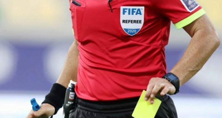 Θρίλερ σε αγώνα 2ης Κατηγορίας: Περικύκλωσαν και χτύπησαν τον διαιτητή (VID)