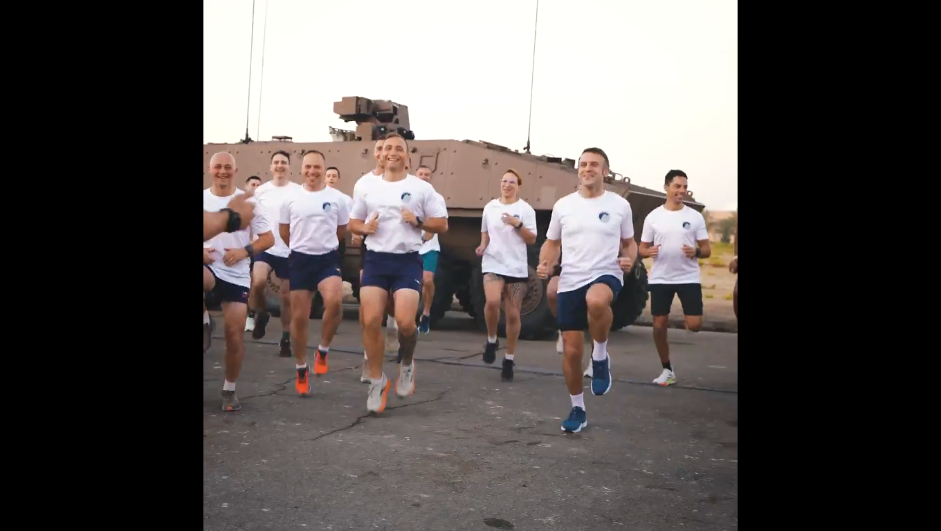 ΒΙΝΤΕΟ: Ο Μακρόν κάνει γυμναστική με Γάλλους στρατιώτες στα ΗΑΕ